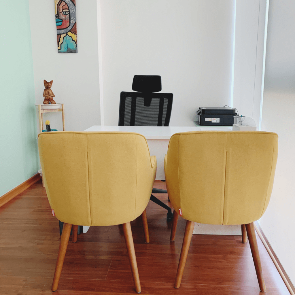 Consulta 3 con escritorio, silla profesional y dos sillones amarillos